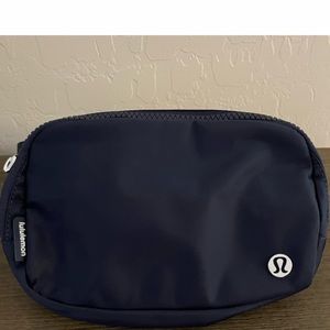 Lululemon everywhere belt bag NAVY